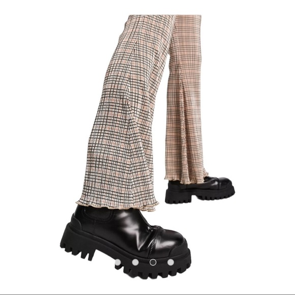 ASOS Design Topshop Petite plisse flared pant in check print - Picture 4 of 12